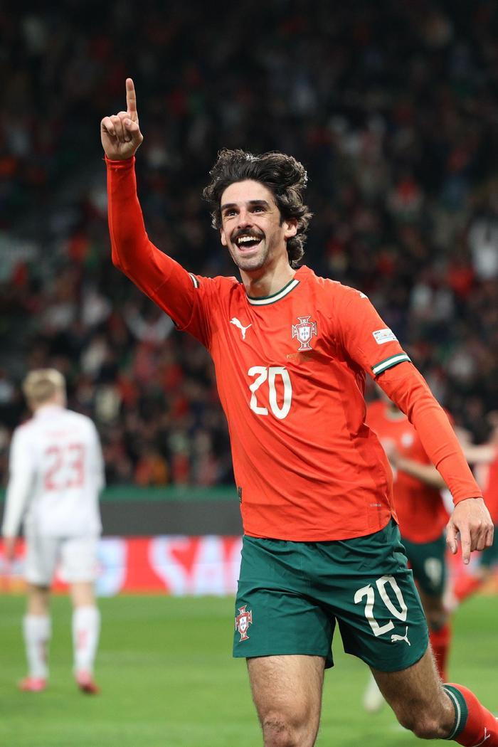 包含欧国联比赛：荣誉之战，威风依旧的词条