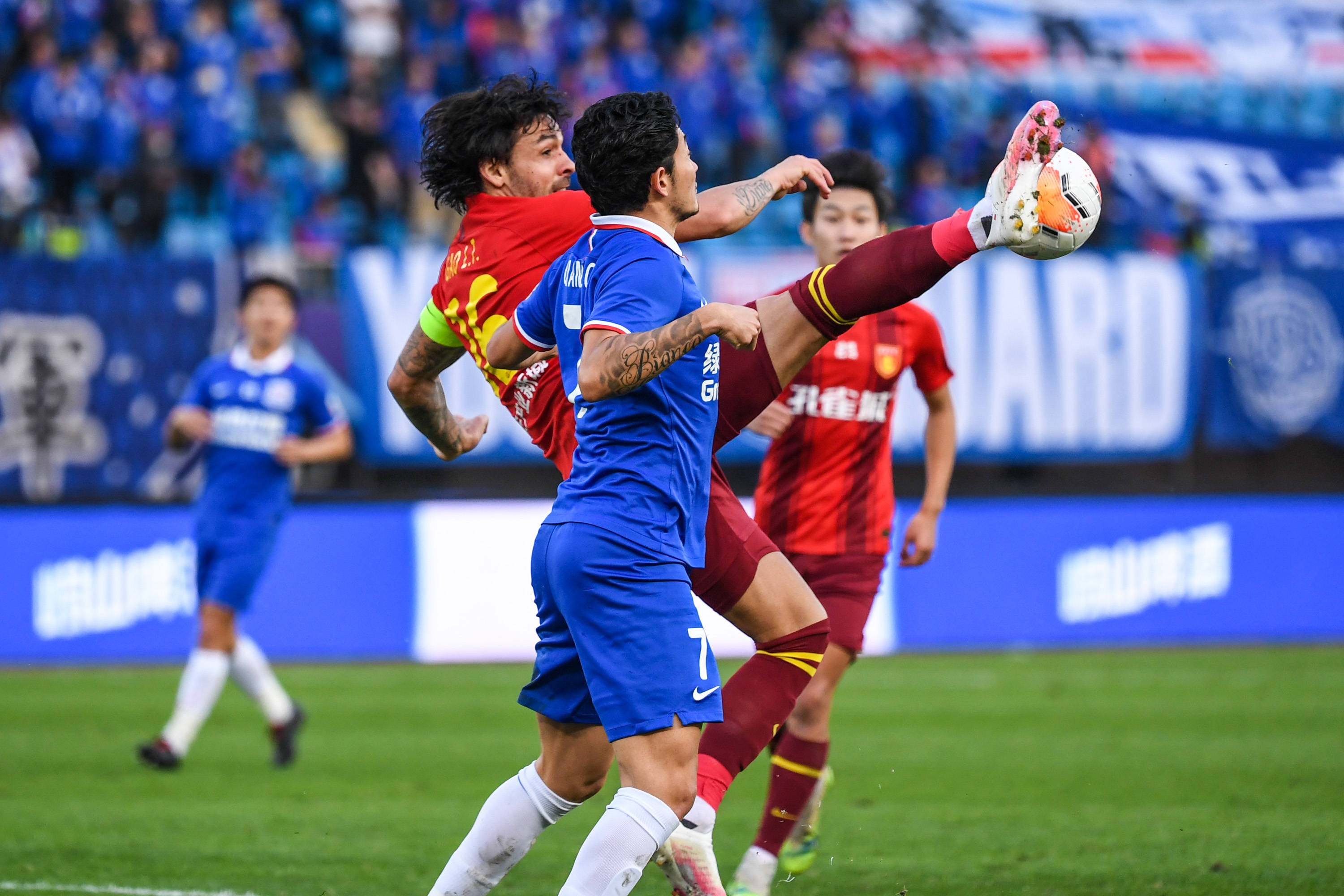 上海绿地申花战绩不佳，踢球表现堪忧