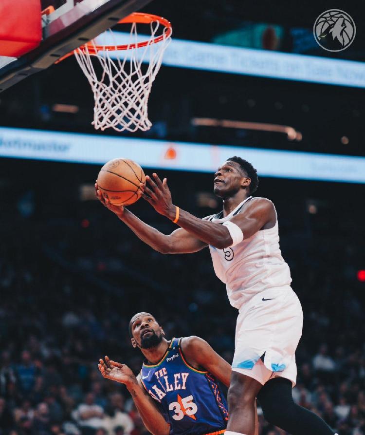  杜兰特回归赛场，高光表现首场状态亮眼，曼联观众沸腾！